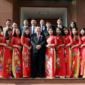 Luật sư mặc đồng phục khi tham gia phiên tòa