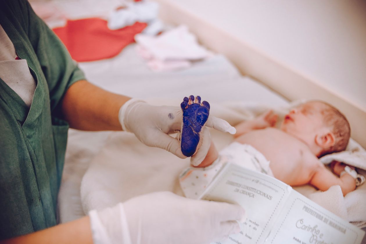 Thủ Tục Đăng Ký Khai Sinh Mới Nhất 2026: Hồ Sơ, Thời Hạn, Thẩm Quyền Nhân viên y tế lấy dấu chân trẻ sơ sinh phục vụ hồ sơ đăng ký khai sinh