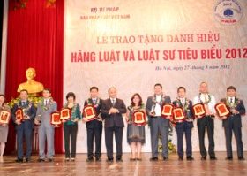 Luật sư năm 2013 có thêm 800 luật sư đến 1000 luật sư ở các văn phòng luật sư và công ty luật