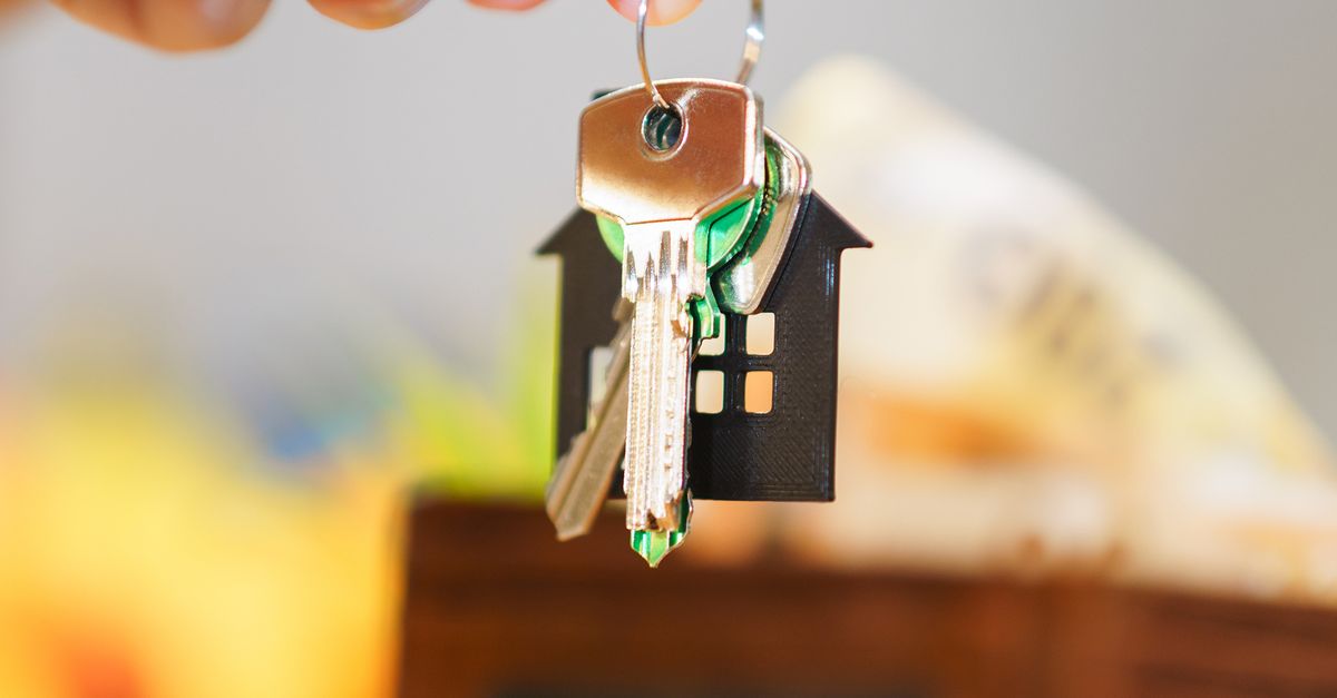 Chùm chìa khóa nhà biểu tượng đặt cọc mua bán nhà đất
