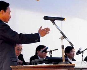 Tòa “ôm” xét hỏi, luật sư bị “cấm” nói