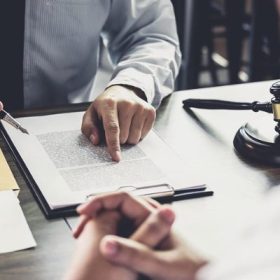 Chi phí thuê Luật sư bào chữa khởi kiện là bao nhiêu?