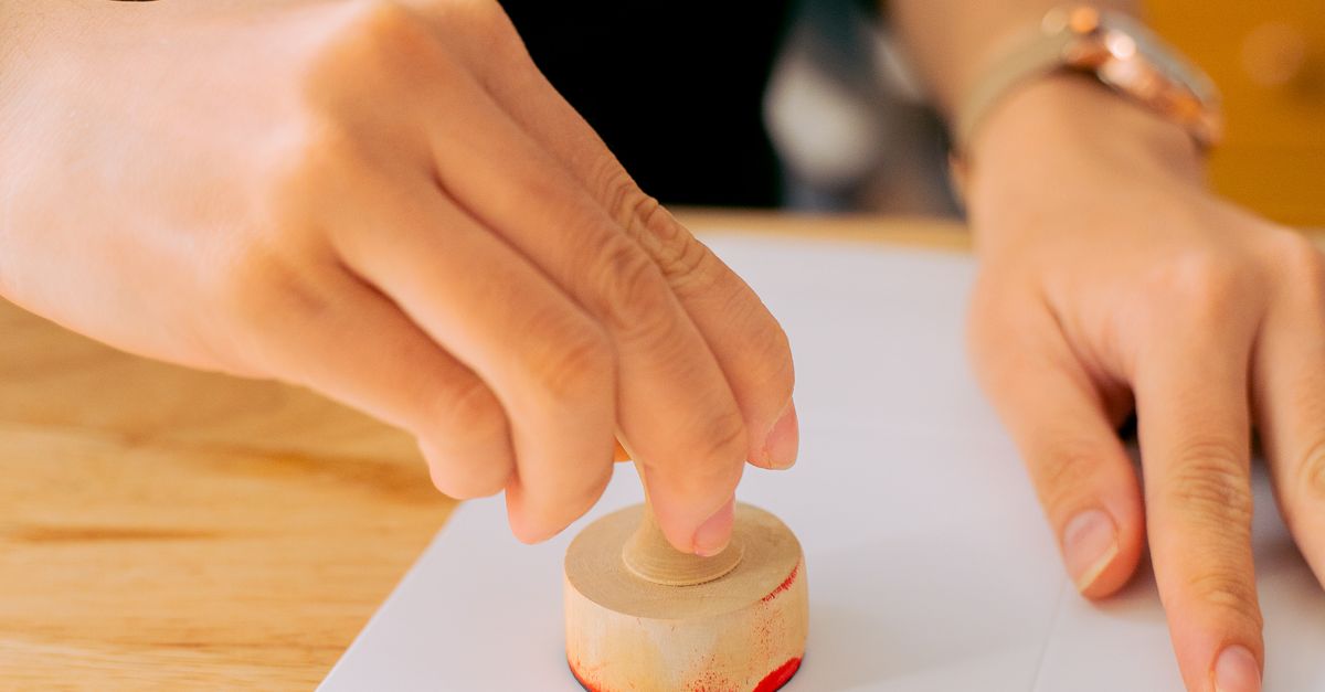 Xử lý đóng dấu hồ sơ xin cải chính hộ tịch theo quy định mới nhất