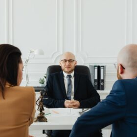 Chi phí thuê luật sư ly hôn 2026: án phí và thù lao gồm những khoản nào?