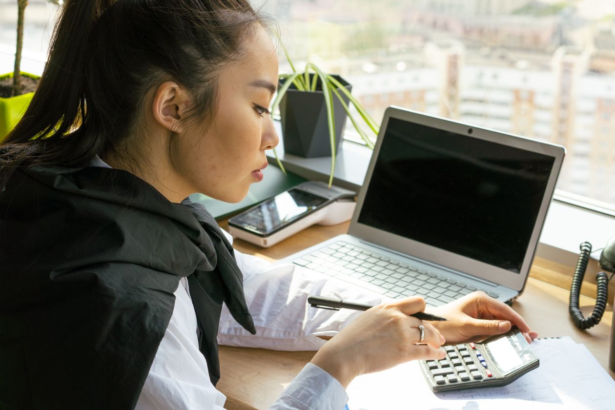 Chi phí thuê luật sư ly hôn 2026: án phí và thù lao gồm những khoản nào? Tính chi phí thuê luật sư ly hôn gồm án phí và thù lao