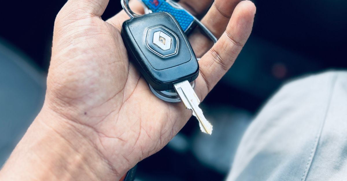 Mất bằng lái xe làm lại 2026: Hồ sơ, nơi nộp, lệ phí, có phải thi? Mất bằng lái xe làm lại: người lái cầm chìa khóa xe chuẩn bị hồ sơ cấp lại giấy phép lái xe