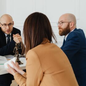 Tư vấn luật miễn phí 2026: Ai được hỗ trợ, nộp hồ sơ ở đâu và gọi cho ai