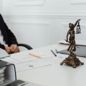 Công ty luật là gì? Phân biệt văn phòng luật sư và cách chọn uy tín