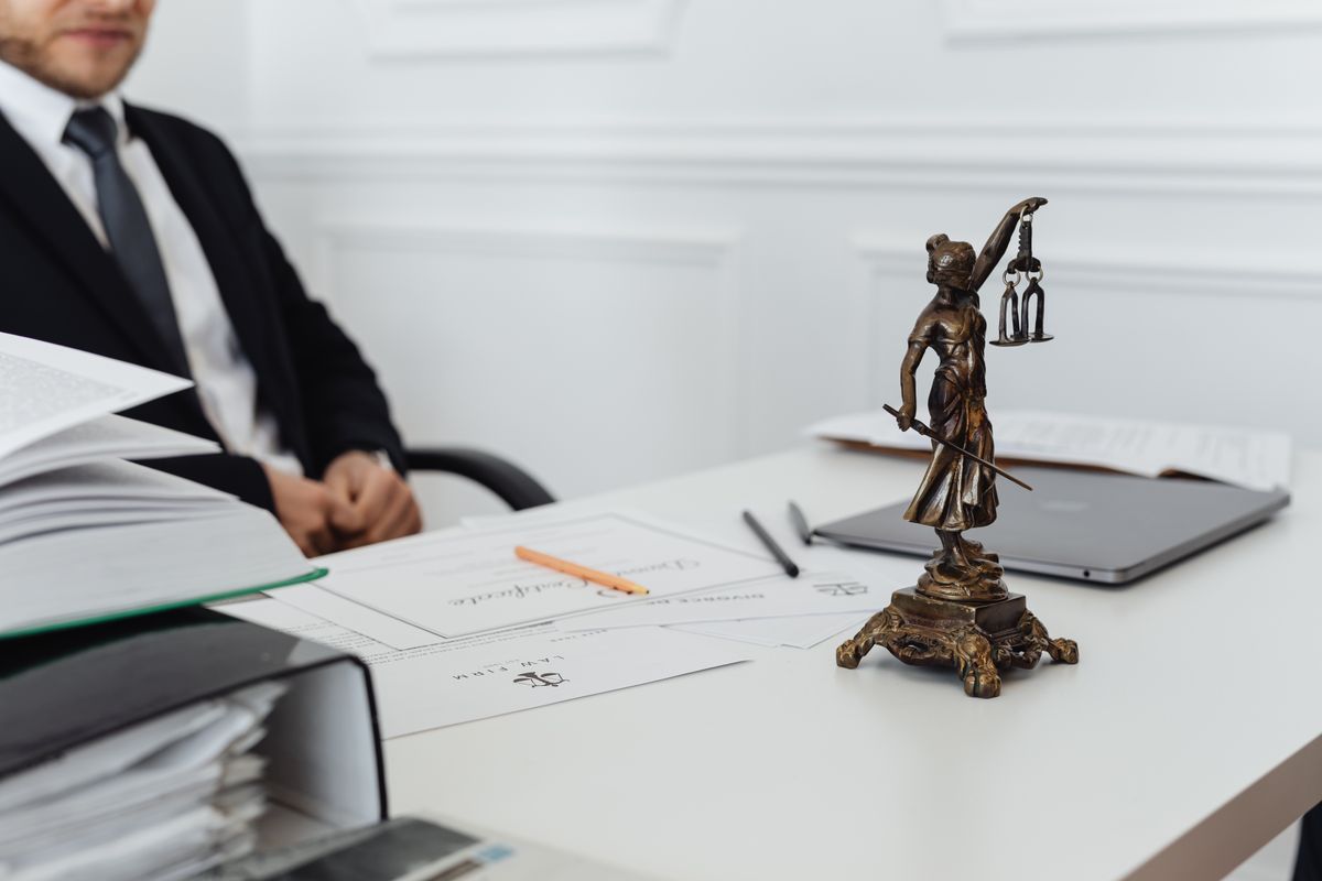 Công ty luật là gì? Phân biệt văn phòng luật sư và cách chọn uy tín
